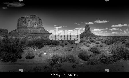 Noir et blanc photo des formations de grès de Merrick Butte et Mitten Butte est dans le paysage désertique de Monument Valley Navajo Tribal Park Banque D'Images