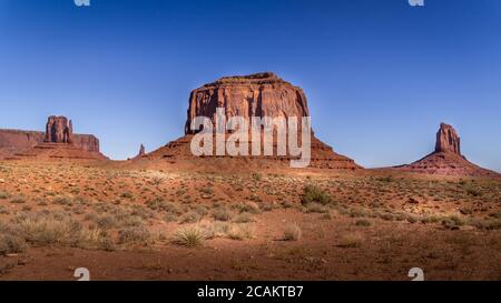 Les imposantes formations de grès rouge de West Mitten Butte, Merrick Butte, East Mitten Buttes dans Monument Valley, Utah, États-Unis Banque D'Images