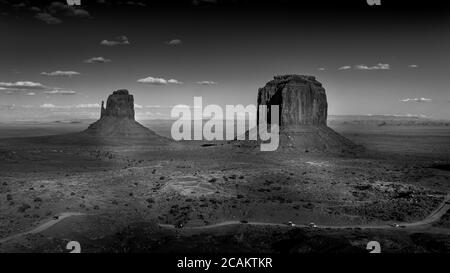 Noir et blanc photo des formations de grès de l'Ouest Mitten Butte et Merrick Butte dans le paysage désertique de Monument Valley Navajo Tribal Park Banque D'Images