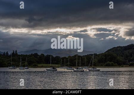 Waterhead, Lake Windermere Cumbria, Royaume-Uni. 7 août 2020. En regardant à travers le lac Windermere de Waterhead à Lingmoor est tombé avec des nuages gris sur ce qui était pour certaines parties des îles britanniques une journée chaude de Summers a été pour le district de lac un jour de nuage dans les montagnes crédit: PN News/Alamy Live News Banque D'Images