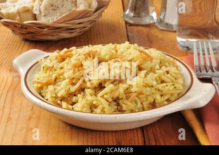 Un bol de riz aromatisé au poulet avec vermicelles et dîner rouleaux Banque D'Images