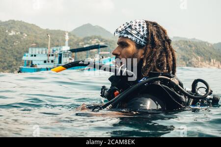 un plongeur avec des dreadlocks dans la mer Banque D'Images