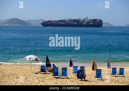 Brésil Rio de Janeiro - vue sur la mer à Red Beach avec un énorme navire à conteneurs Banque D'Images