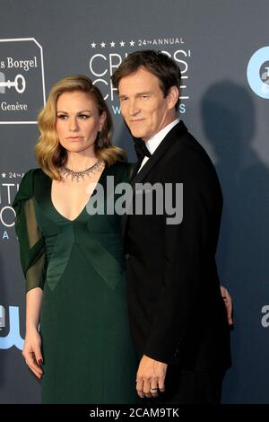 LOS ANGELES - 13 JANVIER : Anna Paquin, Stephen Moyer au prix de la critique Choice au Barker Hanger le 13 janvier 2019 à Santa Monica, CA Banque D'Images