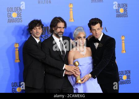 LOS ANGELES - 6 JANVIER : Anthony Rossomando, Andrew Wyatt, Lady Gaga, Mark Ronson au Golden Globe Awards 2019 - salle de presse à l'hôtel Beverly Hilton le 6 janvier 2019 à Beverly Hills, CA Banque D'Images