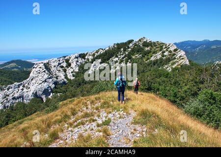 Couple senior randonnée dans la montagne Velebit, Croatie Banque D'Images