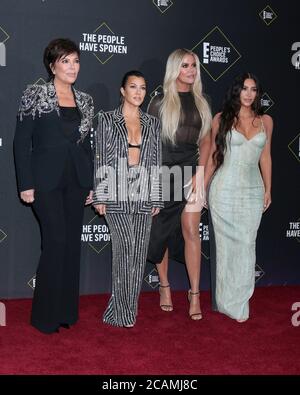 LOS ANGELES - 10 NOVEMBRE : Kris Jenner, Kourtney Kardashian, Khloe Kardashian, Kim Kardashian West lors des prix People's Choice Awards 2019 à Barker Hanger le 10 novembre 2019 à Santa Monica, CA Banque D'Images