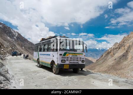 Ladakh, Inde - bus local près de Chang la Pass (5360m) à Ladakh, Jammu et Cachemire, Inde. Banque D'Images