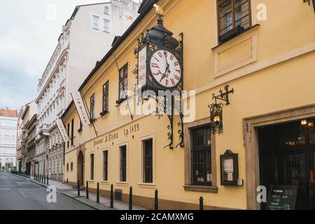 Prague, République tchèque - 10 2020 juillet : restaurant U Fleku Pivovar, salle de bière et entrée à la brasserie avec horloge. Un des plus anciens pubs de la vieille ville de Prague Banque D'Images