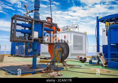 Industrie du pétrole et du gaz offshore, le travailleur inspecte et établit des outils de pointe pour assurer la sécurité avant de perforer les puits de production de pétrole et de gaz. Banque D'Images