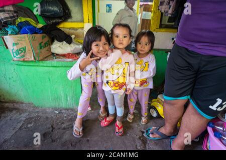 Yogyakarta / Indonésie - 2 août 2018: Portrait de petites filles drôles en t-shirts assortis avec dessin de banane Banque D'Images