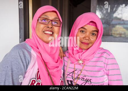 Banyuwangi / Indonésie - 5 août 2019 : Portrait de deux femmes indonésiennes musulmanes souriantes avec hijab rose Banque D'Images
