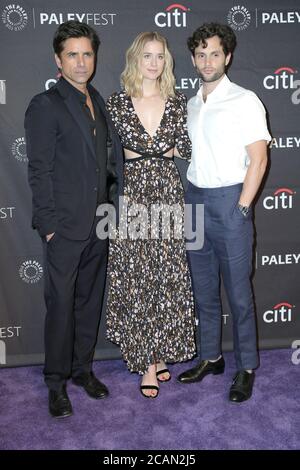 LOS ANGELES - SEP 10 : John Stamos, Elizabeth Lail, Penn Badgley au PaleyFest Fall TV Previews 2018 - 'You' au Paley Center for Media le 10 septembre 2018 à Beverly Hills, CA Banque D'Images