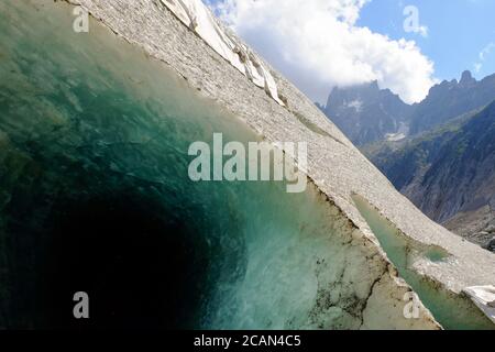 Chamonix, massif du Mont-blanc, France. 29 juillet 2020. Entrée dans un tunnel sous la « « glace ». Quelque 500,000 mètres cubes de glace pourraient s'effondrer en raison de la chaleur du côté italien et les autorités locales ont ordonné l'évacuation d'environ 30 maisons en réponse. Credit: Denis Taust/SOPA Images/ZUMA Wire/Alamy Live News Banque D'Images