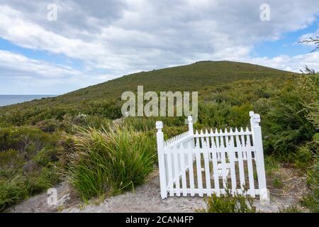 Clôture de cornichons blancs autour des tombes des enfants des gardiens du phare de Cape Bruny, phare de Cape Bruny, île Bruny, Tasmanie Banque D'Images