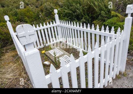 Clôture de cornichons blancs autour des tombes des enfants des gardiens du phare de Cape Bruny, phare de Cape Bruny, île Bruny, Tasmanie Banque D'Images