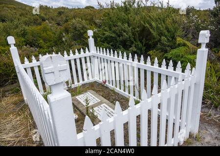 Clôture de cornichons blancs autour des tombes des enfants des gardiens du phare de Cape Bruny, phare de Cape Bruny, île Bruny, Tasmanie Banque D'Images