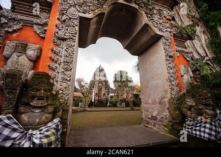 Bali / Indonésie - 15 août 2018 : temple bouddhiste vu par l'arche d'entrée Banque D'Images