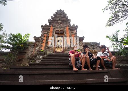 Bali / Indonésie - 15 août 2018 : hommes assis sur les marches d'accès au temple bouddhiste Banque D'Images