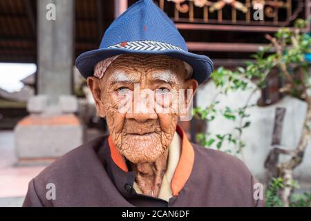 Bali / Indonésie - 15 août 2018 : Portrait de l'ancien indonésien avec chapeau et cheveux blancs Banque D'Images