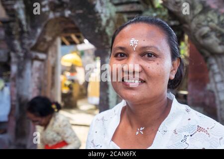 Bali / Indonésie - 15 août 2018 : Portrait de la femme bouddhiste souriant devant le temple Banque D'Images