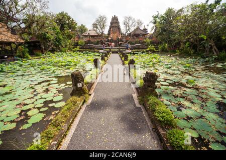 Bali / Indonésie - 15 août 2018 : touristes visitant le temple avec un beau jardin et des nénuphars dans les piscines Banque D'Images