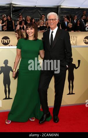 LOS ANGELES - 21 JANVIER : Mary Steenburgen, Ted Danson au 24e Screen Actors Guild Awards - salle de presse au Shrine Auditorium le 21 janvier 2018 à Los Angeles, CA Banque D'Images