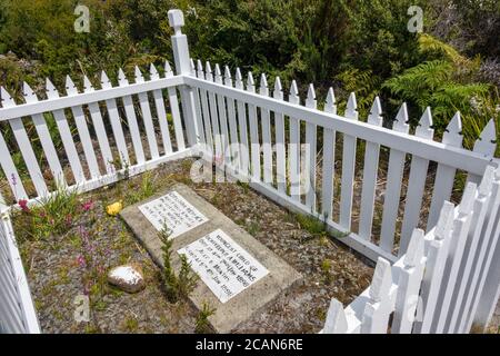 Clôture de cornichons blancs autour des tombes des enfants des gardiens du phare de Cape Bruny, phare de Cape Bruny, île Bruny, Tasmanie Banque D'Images