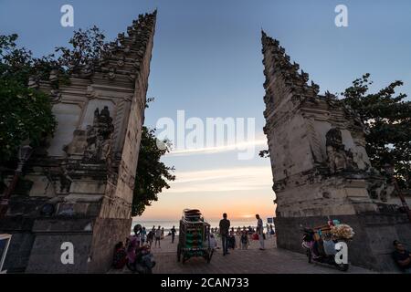 Kuta, Bali / Indonésie - 15 août 2018: Belle porte d'accès à la plage avec des motifs religieux pendant le coucher du soleil Banque D'Images