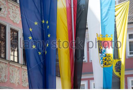 Quatre drapeaux suspendus au soleil à l'hôtel de ville de Coburg en Bavière, le drapeau de l'UE, le drapeau allemand ainsi que les drapeaux bavarois et Coburg. Banque D'Images