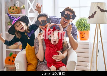 Mère, père et leurs enfants s'amusent à la maison. Bonne famille célébrant Halloween. Enfants portant des costumes de carnaval. Banque D'Images