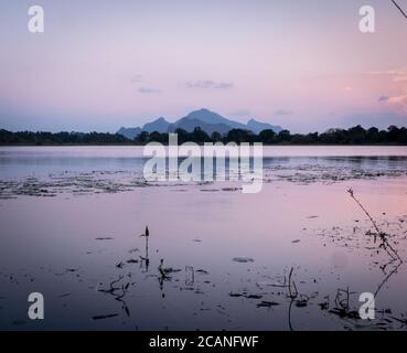 Un coucher de soleil violet sur un petit lac dans les montagnes sri lankaises. Il s'agit d'une image de papier peint d'arrière-plan de bureau parfaite Banque D'Images