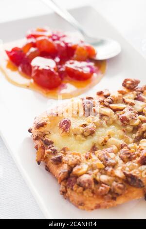 Fromage grec frit (saganaki) avec confiture de tomates cerises (mise au point sélective) Banque D'Images