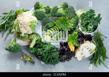 Assortiment de chou de ferme frais, de légumes et de chou frisé sur fond gris. Le concept de nourriture saine. Banque D'Images
