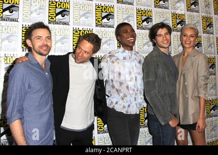 SAN DIEGO - 21 juillet : Cameron Cuffe, Shaun Sipos, Ann Ogbomo, Wallis Day à la ligne de presse 'Krypton' à la Comic-con International le 21 juillet 2018 à San Diego, CA Banque D'Images