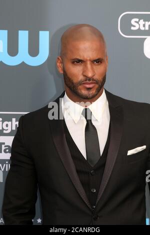 LOS ANGELES - 11 JANVIER : Ricky Whittle au 23e prix du choix des critiques annuels à Barker Hanger le 11 janvier 2018 à Santa Monica, CA Banque D'Images