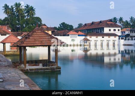 Kerala, Inde. 07 septembre 2019. Sree Padmanabhaswamy Temple et étang de Trivandrum ou Thiruvananthapuram à la lumière du jour. Banque D'Images