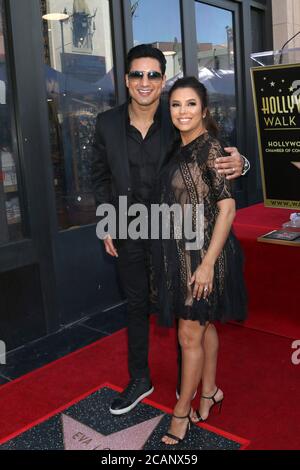 LOS ANGELES - 16 avril : Mario Lopez, Eva Longoria à la cérémonie des étoiles Eva Longoria Baston sur le Hollywood Walk of Fame le 16 avril 2018 à Los Angeles, CA Banque D'Images