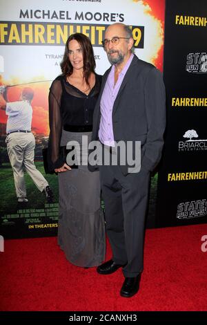 LOS ANGELES - SEP 19 : Sheila Kelley, Richard Schiff à la 'Fahrenheit 11/9' Los Angeles première au Samuel Goldwyn Theatre à l'AMPAS le 19 septembre 2018 à Beverly Hills, CA Banque D'Images