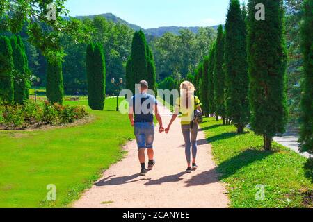 Couple marchant dans le parc tenant des mains, symbolique, famille conceptuelle, Kislovodsk, Russie, 4 août 2020 Banque D'Images