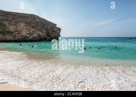 Salalah, Oman - 19 novembre 2019 : les gens se reposent et se détendent sur la plage ensoleillée de l'Oasis à Oman, dans l'océan Indien. Banque D'Images