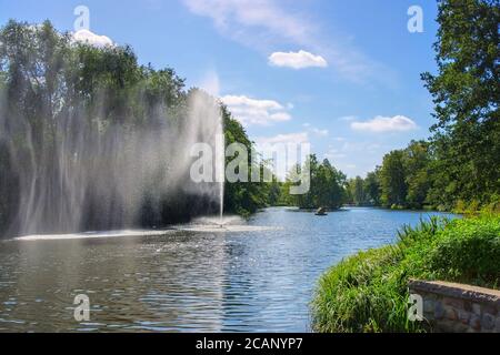 Bad Bodenteich la fontaine dans le lac près de la ville, Allemagne Banque D'Images