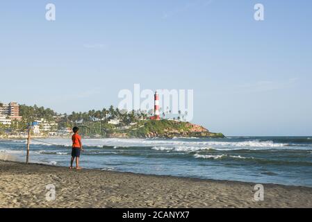 Kerala, Inde. 08 septembre 2019. Plage de Kovalam et maison de lumière de Vizhinjam. Les gens apprécient la mer à Trivandrum. Banque D'Images