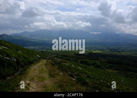 Marcher sur le Kerry Way en 2019 dans le compte Kerry In Le sud de l'Irlande longe la péninsule d'Iveragh Glenbeigh À Glencaare Banque D'Images