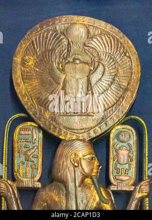 Egypte, le Caire, bijoux Toutankhamon, de sa tombe à Louxor : étui miroir en bois et or, représentant le Dieu Heh. Banque D'Images