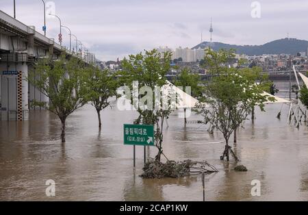 Séoul, Corée du Sud. 8 août 2020. Photo prise le 8 août 2020 montre le parc Banpo Hangang inondé à Séoul, en Corée du Sud. Le nombre de morts de la Corée du Sud suite à de fortes pluies, qui se sont poursuivies depuis samedi dernier, est passé à 21, avec 11 disparus et sept blessés à 6 heures, heure locale, samedi, selon la contre-mesure centrale en cas de catastrophe et de sécurité. La pluie torrentielle s'est propagée vendredi au sud de la région centrale du pays, y compris Séoul et sa région métropolitaine environnante. Crédit: Wang Jingqiang/Xinhua/Alay Live News Banque D'Images