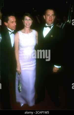 Universal City, Californie, États-Unis 10 mars 1996 le producteur Brian Grazer, la chanteuse Rita Wilson et l'acteur de mari Tom Hanks assistent aux 22e Prix annuels People's Choice le 10 mars 1996 aux studios Universal City, Californie, États-Unis. Photo par Barry King/Alay stock photo Banque D'Images