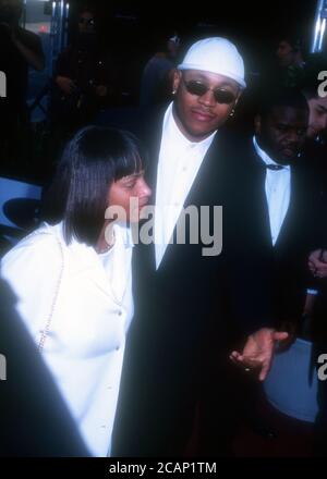 Universal City, Californie, États-Unis 10 mars 1996 Rapper LL Cool J et sa femme Simone Smith assistent aux 22e prix annuels People's Choice du 10 mars 1996 aux studios Universal City, Californie, États-Unis. Photo par Barry King/Alay stock photo Banque D'Images