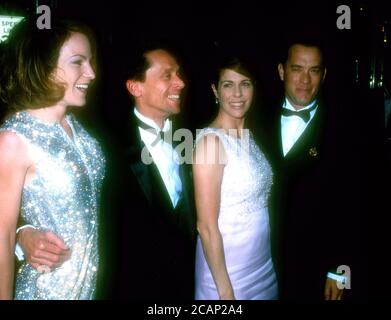 Universal City, Californie, États-Unis 10 mars 1996 Gigi Levangie Grazer, producteur Brian Grazer, chanteuse Rita Wilson et mari Tom Hanks assistent à la 22e édition des People's Choice Awards le 10 mars 1996 à Universal Studios à Universal City, Californie, États-Unis. Photo par Barry King/Alay stock photo Banque D'Images