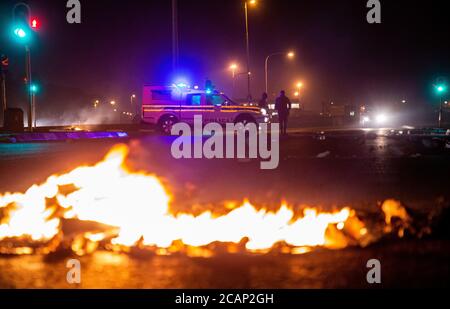 Cape Town, AFRIQUE DU SUD - août 07 2020 : des membres des services de police sud-africains se trouvent à l'intersection de Lansdowne Road et de New Eisleben Road après que des manifestants ont barricadé New Eisleben Road à Philippi dans la soirée, le 07 août 2020, à Cape Town, Afrique du Sud. Des manifestants ont pillé un petit atelier de réparation de téléphones portables. (Photo de Roger Sedres) crédit : Roger Sedres/Alay Live News Banque D'Images